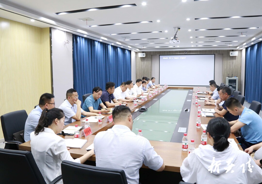 尹朝晖在园区现场办公时强调：大力构建“亲”“清”新型政商关系