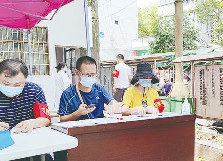 疫情防控不松劲 生产发展不懈怠
