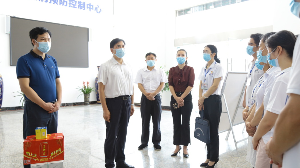 尹朝晖走访慰问疫情防控一线工作人员