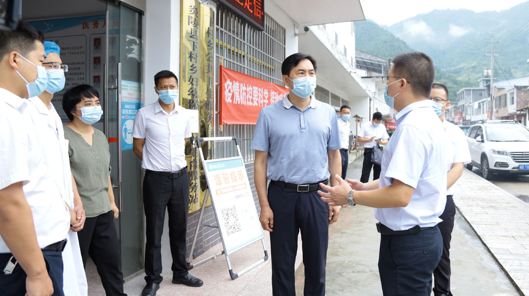 尹朝晖在下村乡督导疫情防控和黄桃销售工作