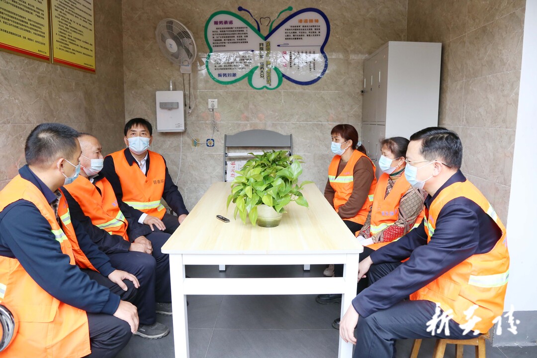 庆祝湖南省第二十六届环卫工人节：县领导看望慰问环卫工人