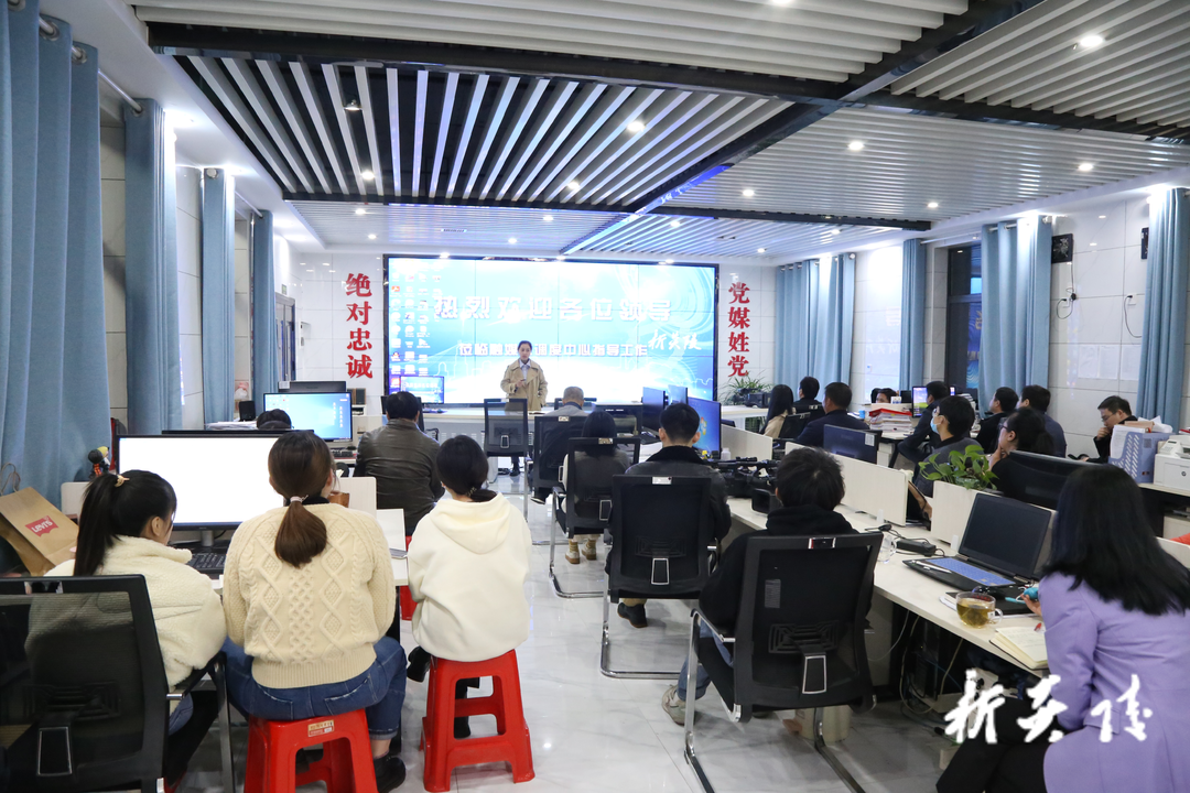 县融媒体中心、市场监管局、中村乡组织学习党的十九届六中全会精神