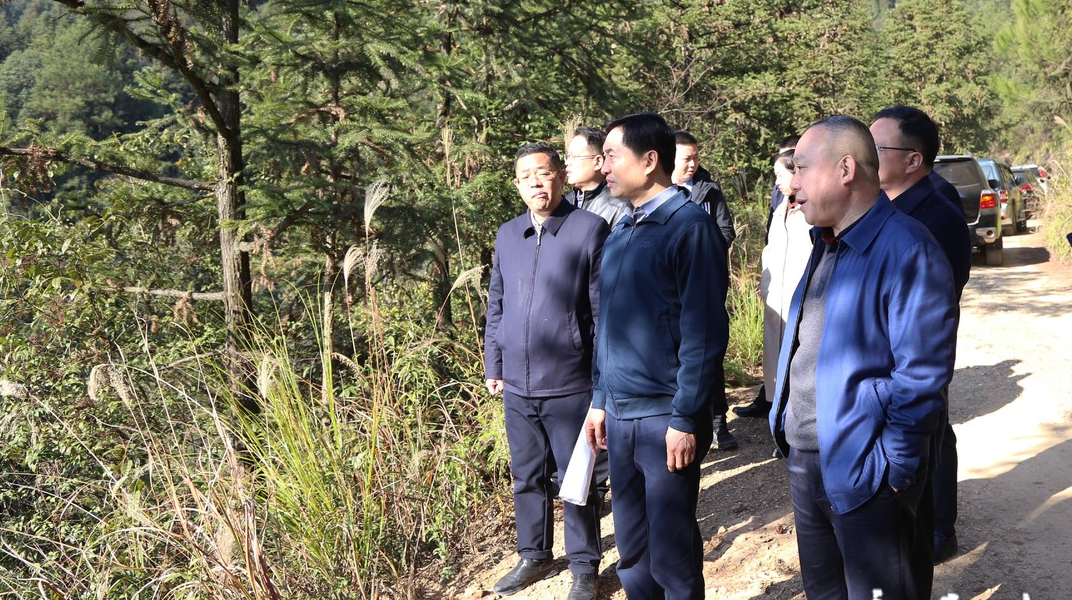 快讯|尹朝晖调研城乡公路和笔架峰广播电视转播台建设工作