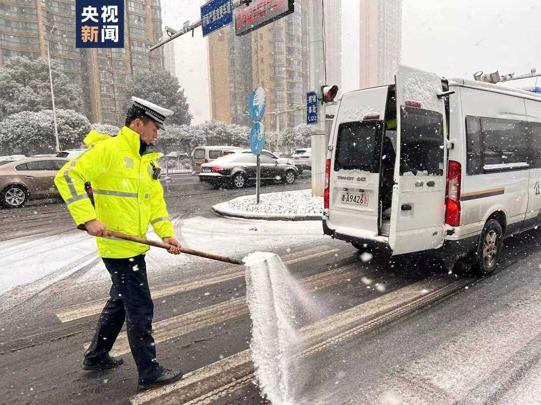 因为有他们 风雪中 这座城市充满了温暖