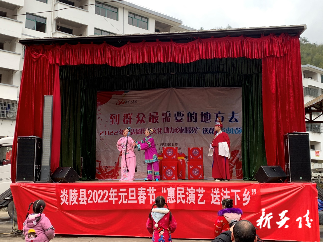 “文艺轻骑兵”开展文化下乡惠民活动