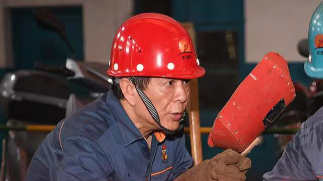 海报：“七一勋章”获得者艾爱国