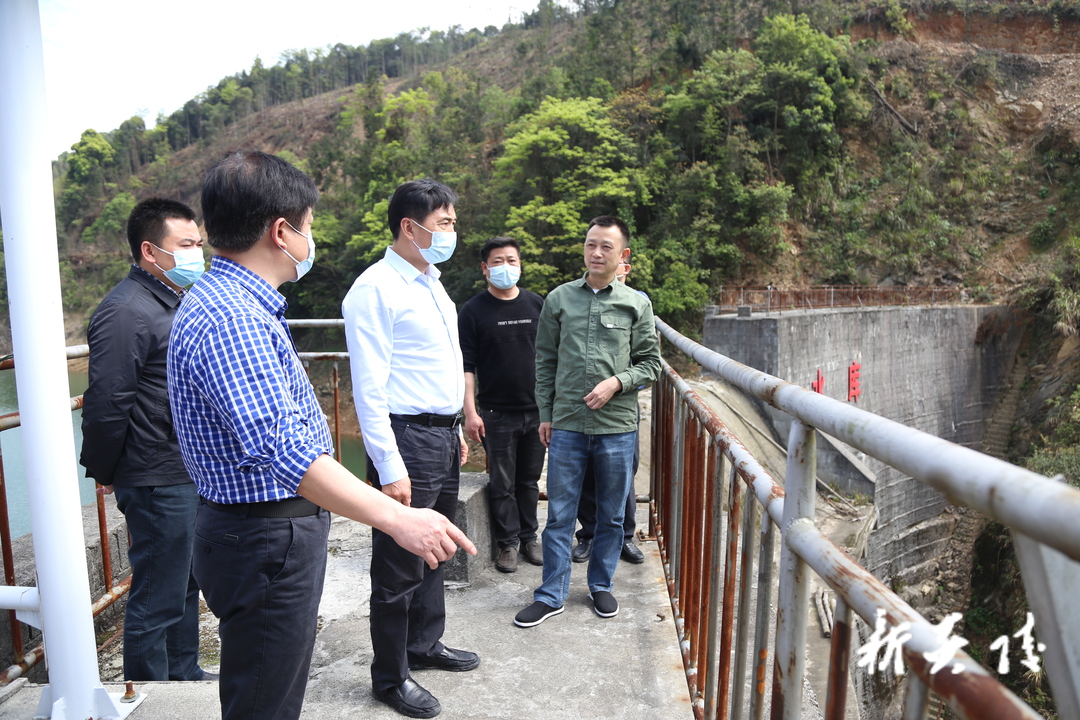 尹朝晖在鹿原督查防汛备汛并调研中药材基地建设