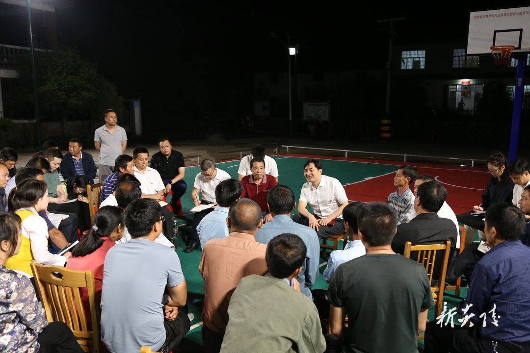 图文|尹朝晖在十都镇青石岗村主持召开“酃峰夜话”屋场会：酃峰夜话听民意 干群携手促振兴