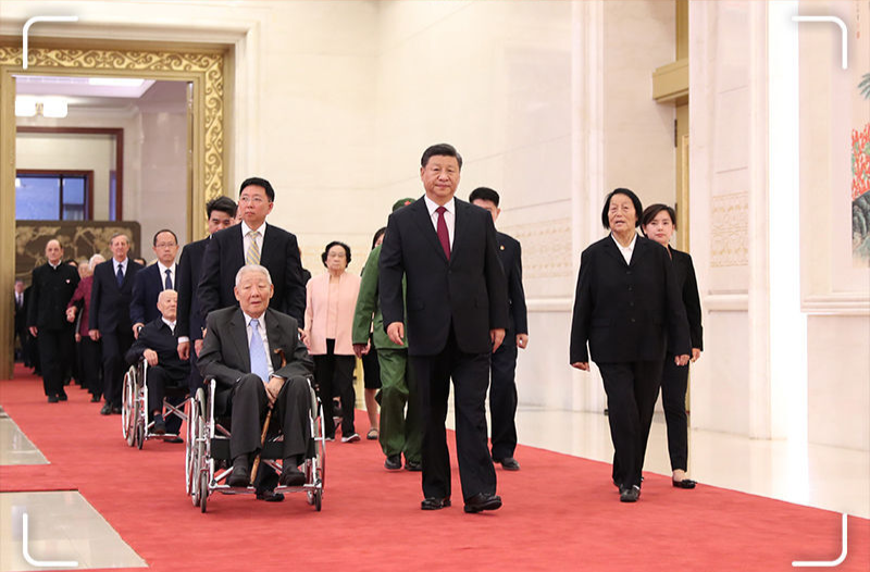 近镜头丨这一刻，他们并肩同行
