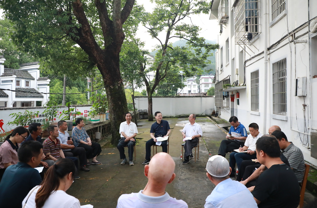图文|“酃峰夜话”屋场会：直面社区群众 积极建言献策