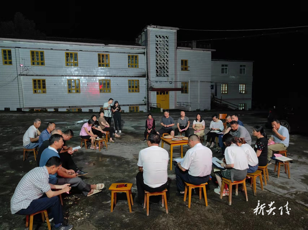 “酃峰夜话”屋场会 干群齐力谋发展