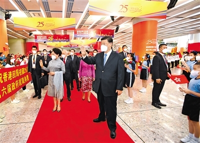 习近平抵达香港    出席庆祝香港回归祖国25周年大会暨香港特别行政区第六届政府就职典礼并对香港进行视察