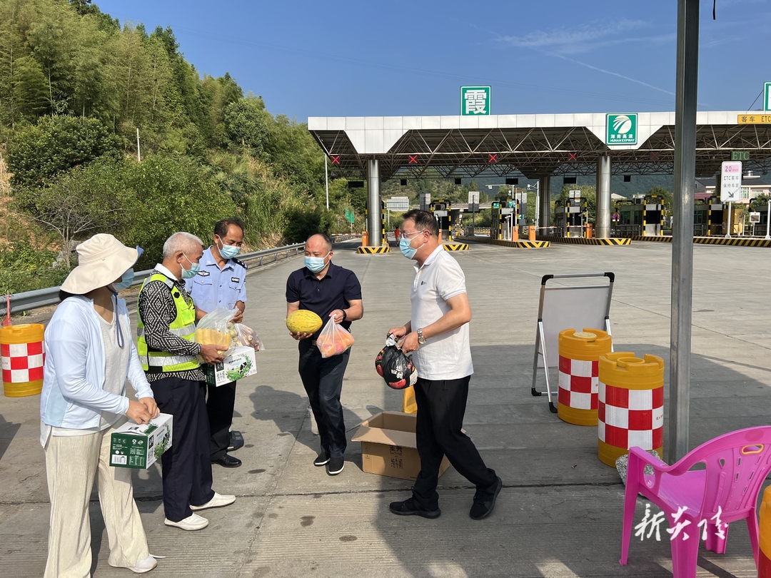 县领导看望慰问疫情防控工作人员