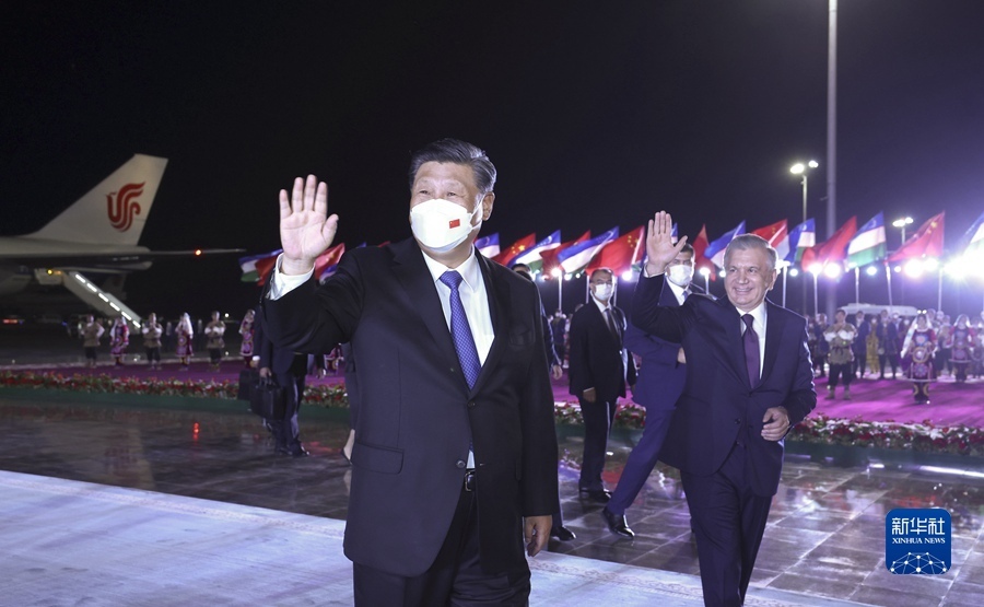 习近平抵达撒马尔罕 开始对乌兹别克斯坦共和国进行国事访问 并出席上海合作组织成员国元首理事会第二十二次会议