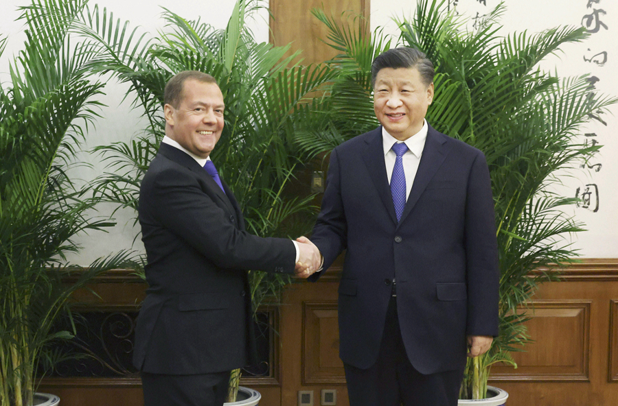 习近平会见俄罗斯统一俄罗斯党主席梅德韦杰夫