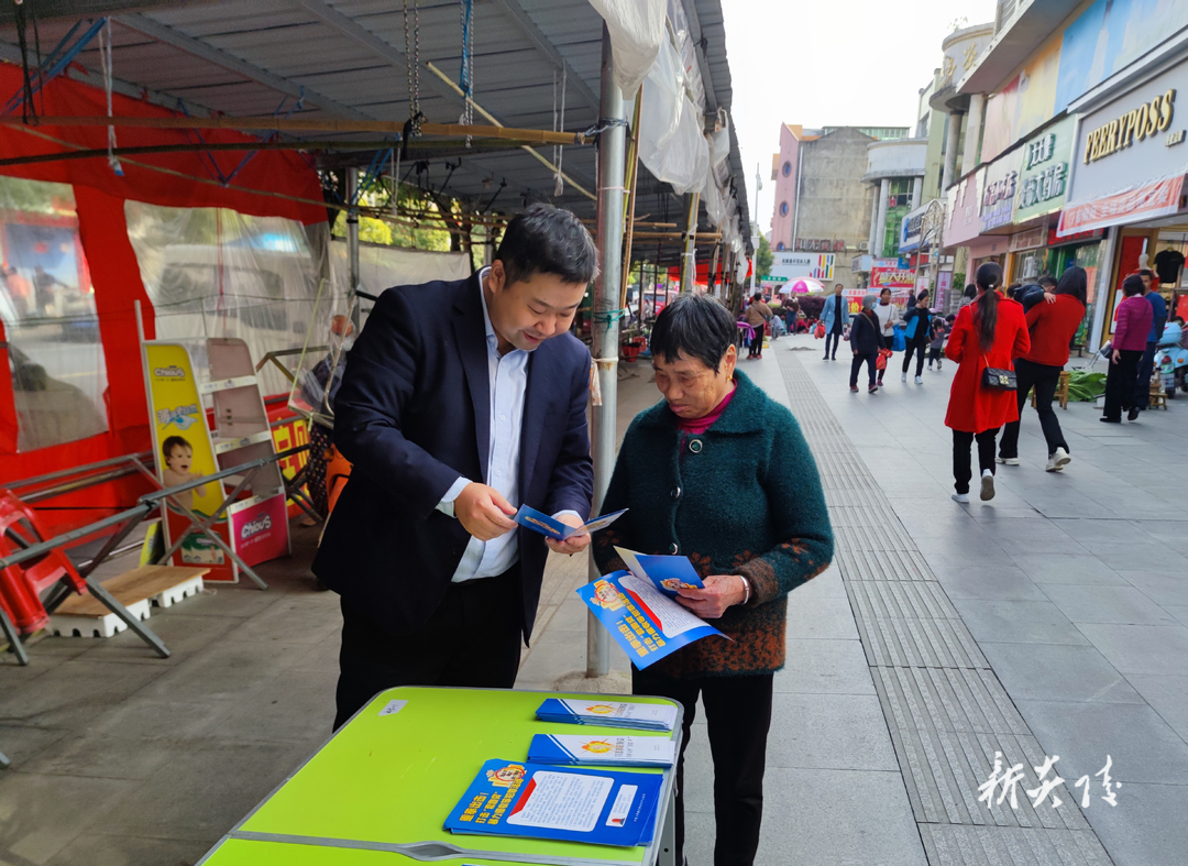 邮储银行炎陵支行开展银行业保险业“3·15”消费者权益宣传活动