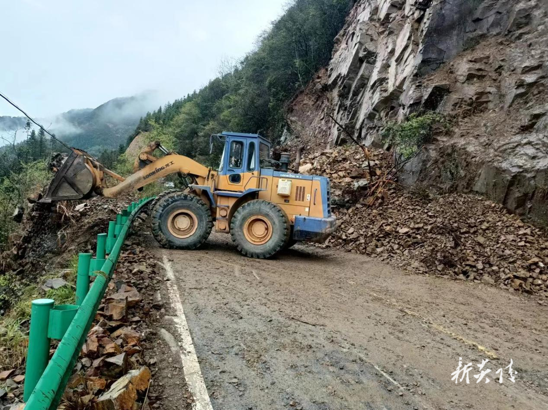 紧急抢修 恢复多处阻断公路交通