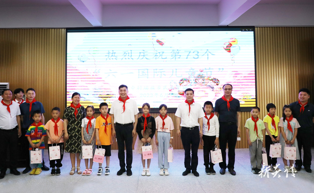 图文|尹朝晖与少年儿童共庆“六一” 祝全县小朋友们节日快乐健康成长