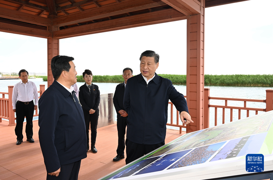 习近平在内蒙古巴彦淖尔考察并主持召开加强荒漠化综合防治和推进“三北”等重点生态工程建设座谈会