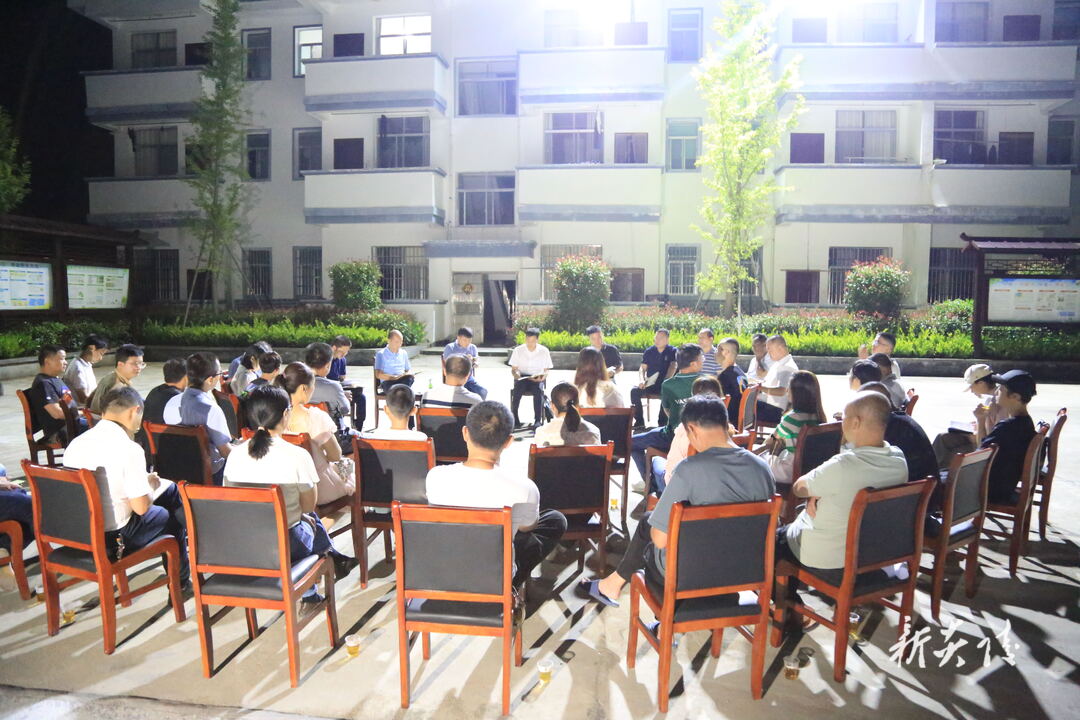 图文|尹朝晖在大院农场参加屋场会 以务实举措推动旅游民宿产业发展