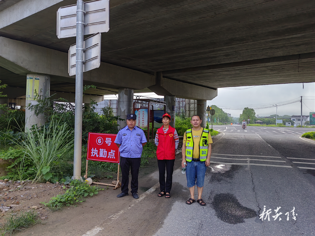 炎陵县鹿原镇、策源乡、垄溪乡开展黄桃季交通安全劝导专项行动