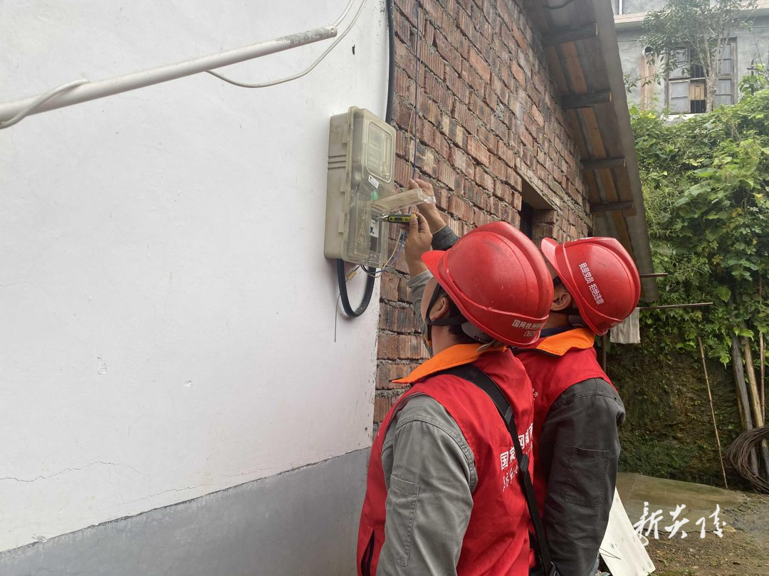 炎陵县供电公司开展“村网共建”爱心基金之“久久关爱”助老行动