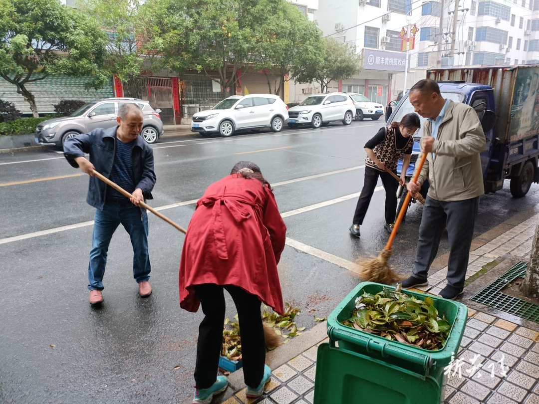 炎陵县卫健局、供销联社等部门乡镇开展“我当一次环卫工”活动