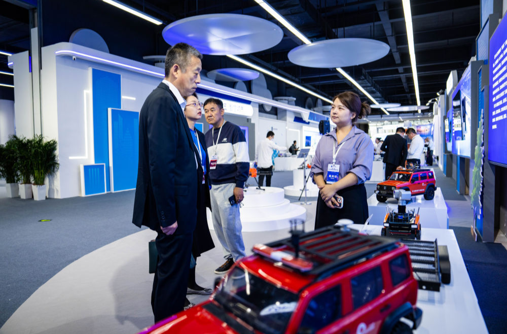 新华全媒+|从“天边的北斗”到“身边的北斗”——第二届北斗规模应用国际峰会观察