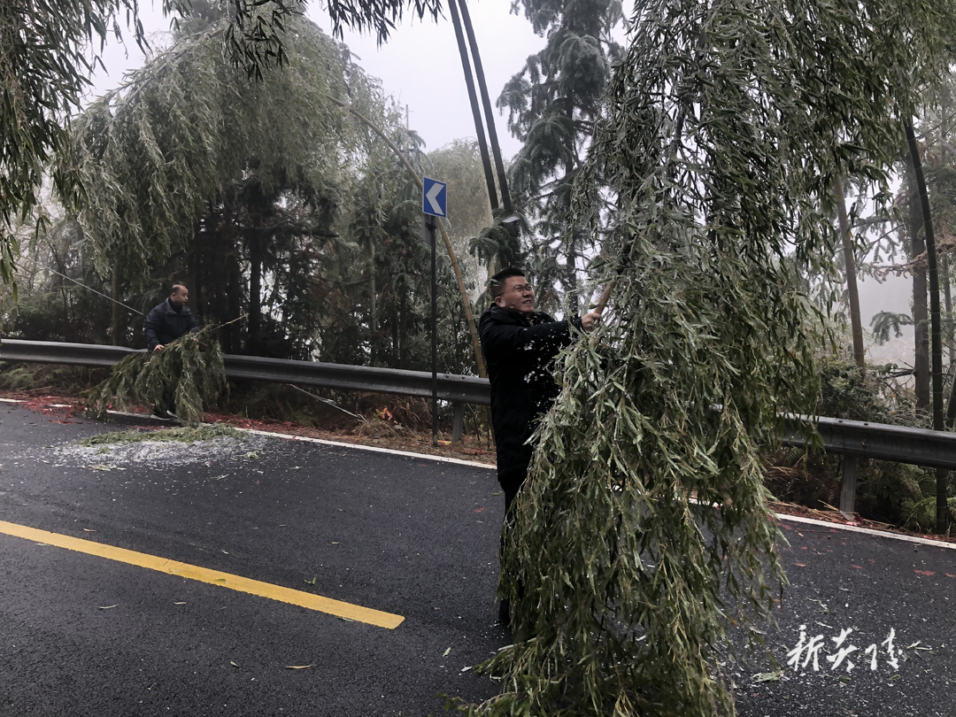 炎陵县沔渡镇开展低温雨雪冰冻天气道路交通安全隐患排查
