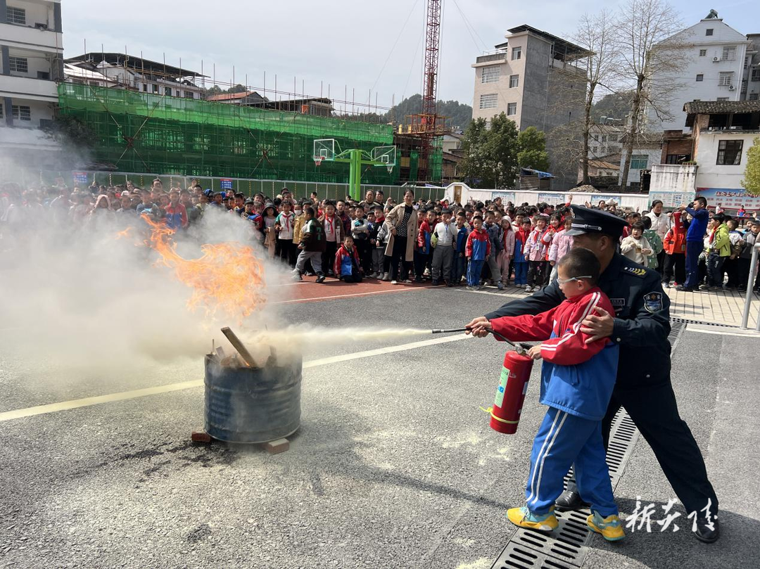 炎陵县城南小学举行2024年春季消防安全应急疏散演练活动