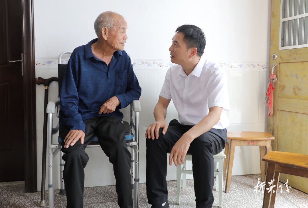 图文丨“七一”前夕 尹朝晖看望慰问老党员