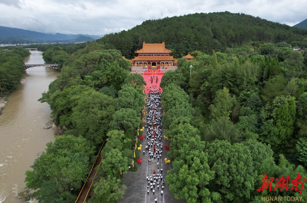 两岸同胞共拜炎帝陵