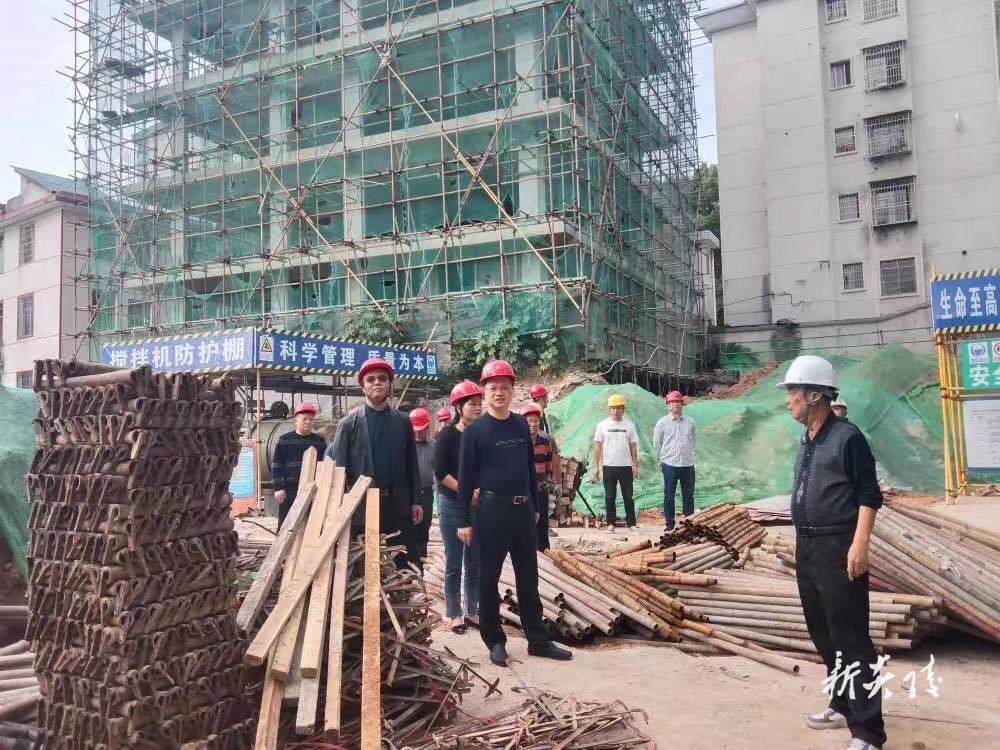 夏胜利现场督导炎陵一中特立体艺馆项目