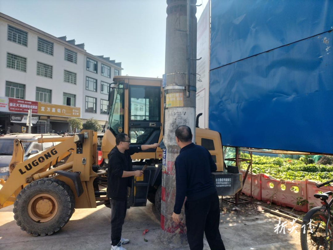 炎陵县垄溪乡：清理违规小广告 铲除乡村“牛皮癣”