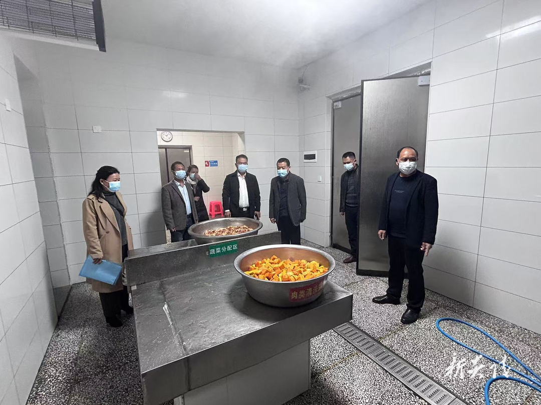 县政协到十都镇小学检查食品卫生安全工作