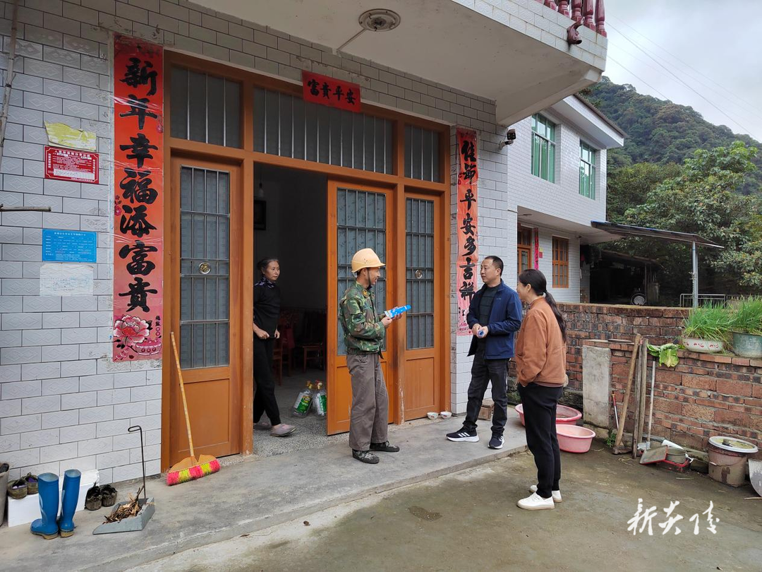 “俯身向下”践行“人民至上”