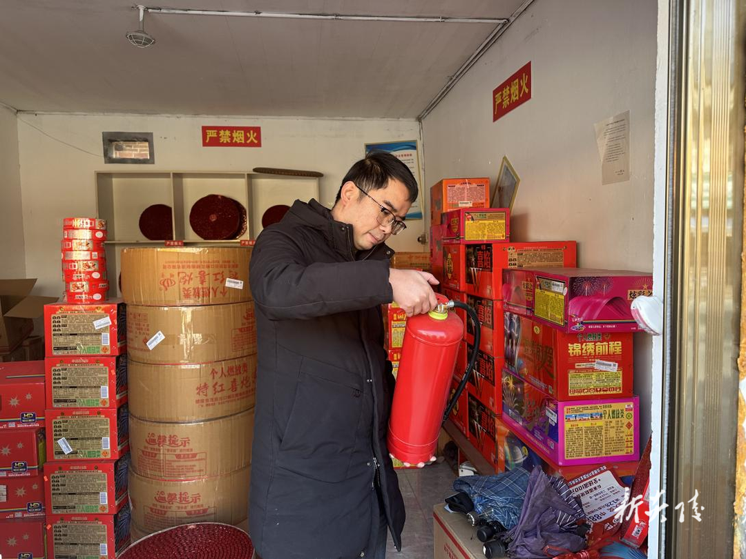 炎陵县霞阳镇开展烟花爆竹“打非治违”  严守岁末安全关