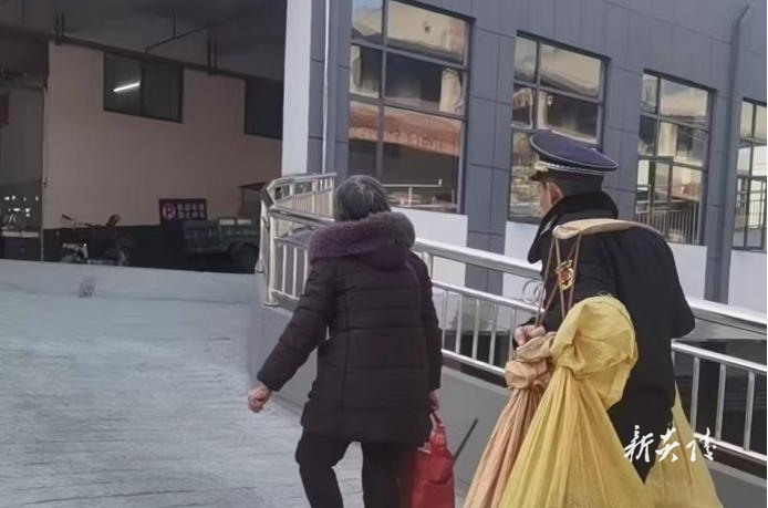 炎陵城管助力菜农入驻湘赣红新市场