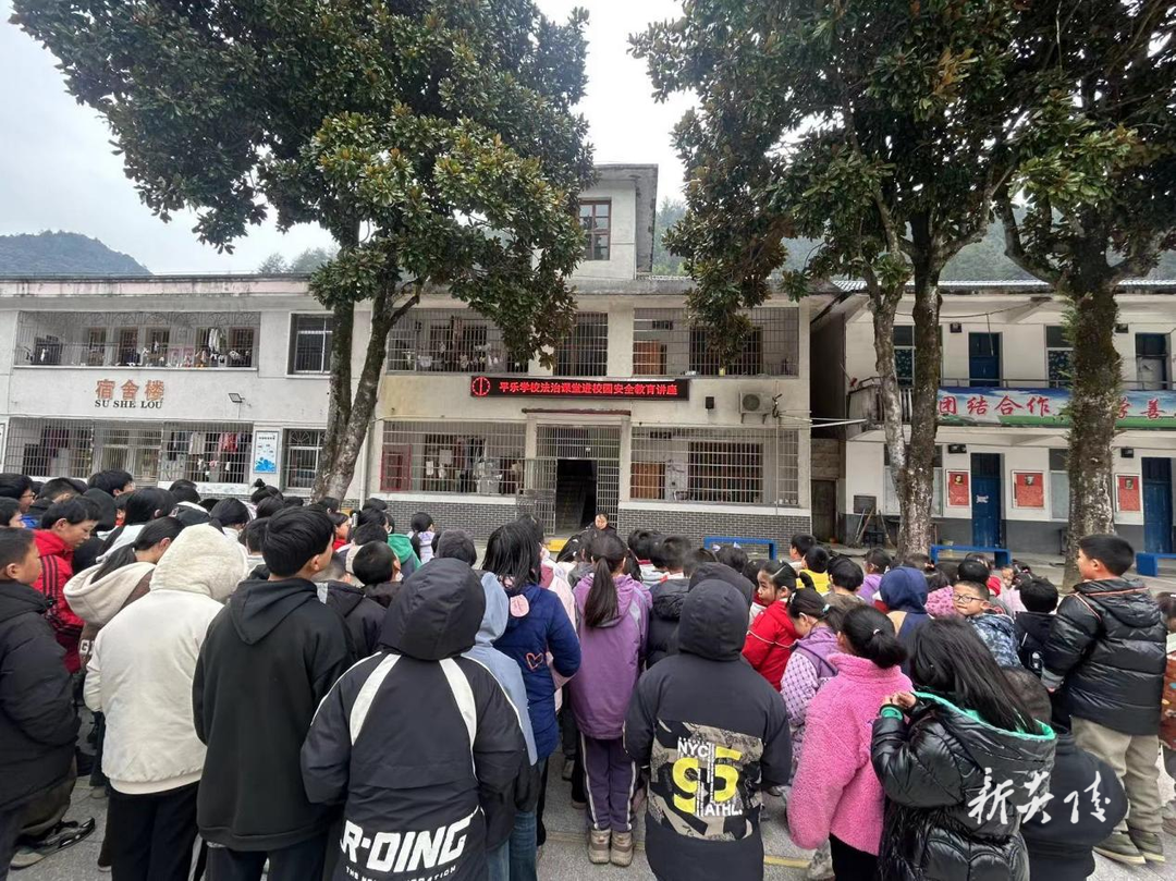 炎陵县中村瑶族乡：法治之光 照亮校园