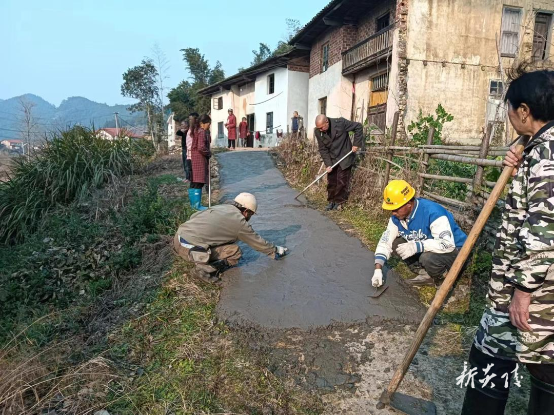 炎陵县霞阳镇：爱心送到家门口 炎西村为失明低保户修建水泥路