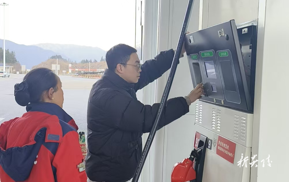 炎陵县市监局开展加油机计量检查