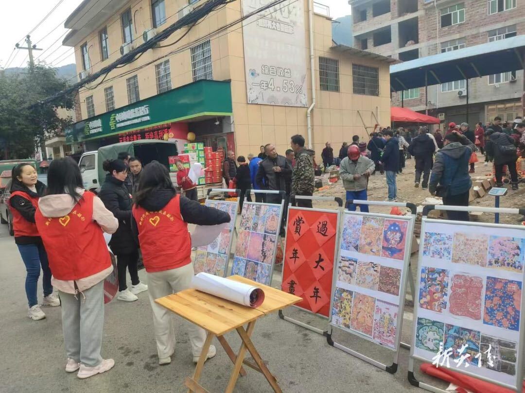 炎陵县船形乡开展“赏年画，过大年”文化下乡活动