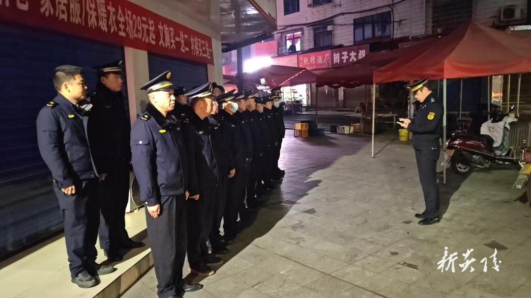 炎陵县城管局开展湘赣红农贸市场周边集中整治行动