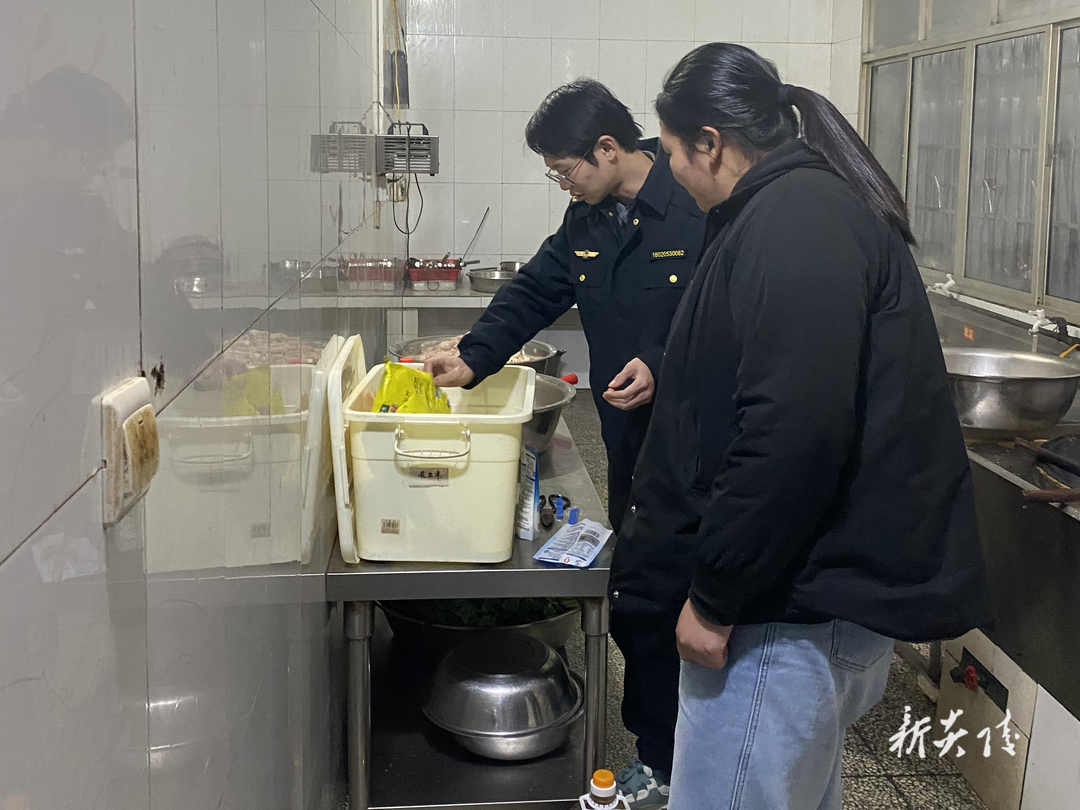 炎陵县中村瑶族乡开展校园食品安全检查 护航开学“第一餐”