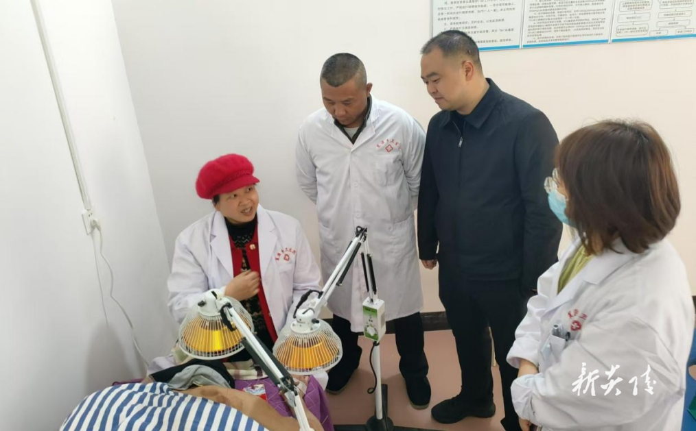 炎陵县策源乡：患者送锦旗 暖暖医患情