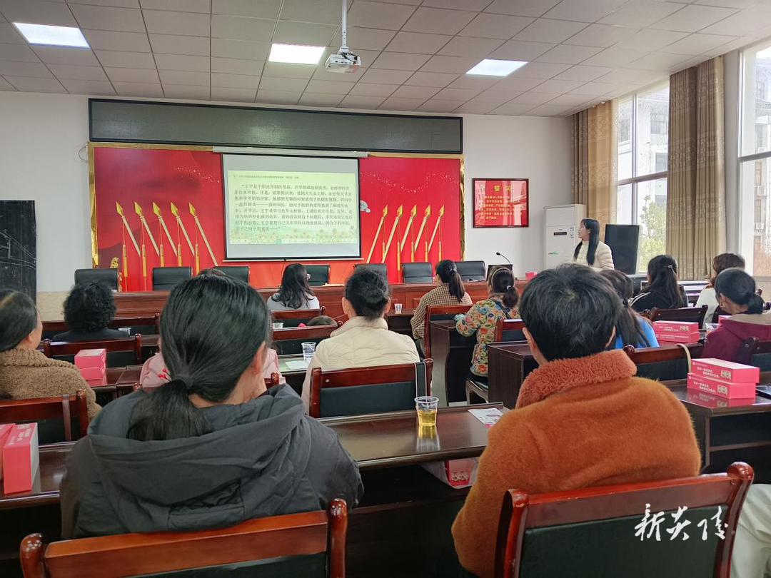 炎陵县霞阳镇：“她”讲座进乡村 健康护航绽芳华