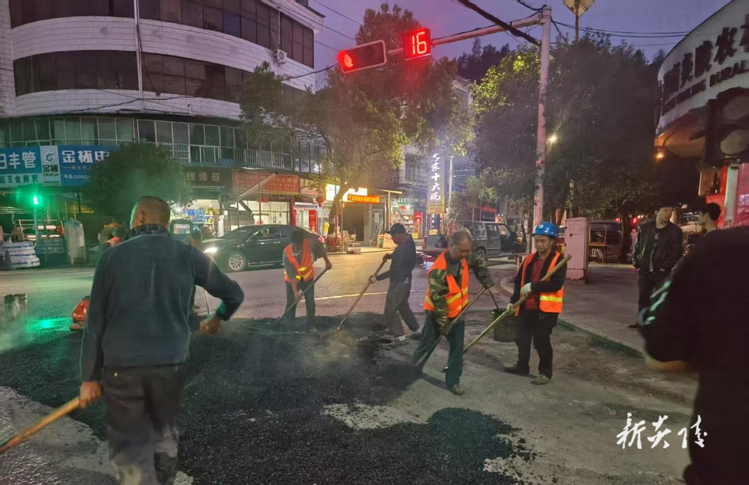 炎陵县沔渡镇：连夜抢修破损路面 全力保障出行安全