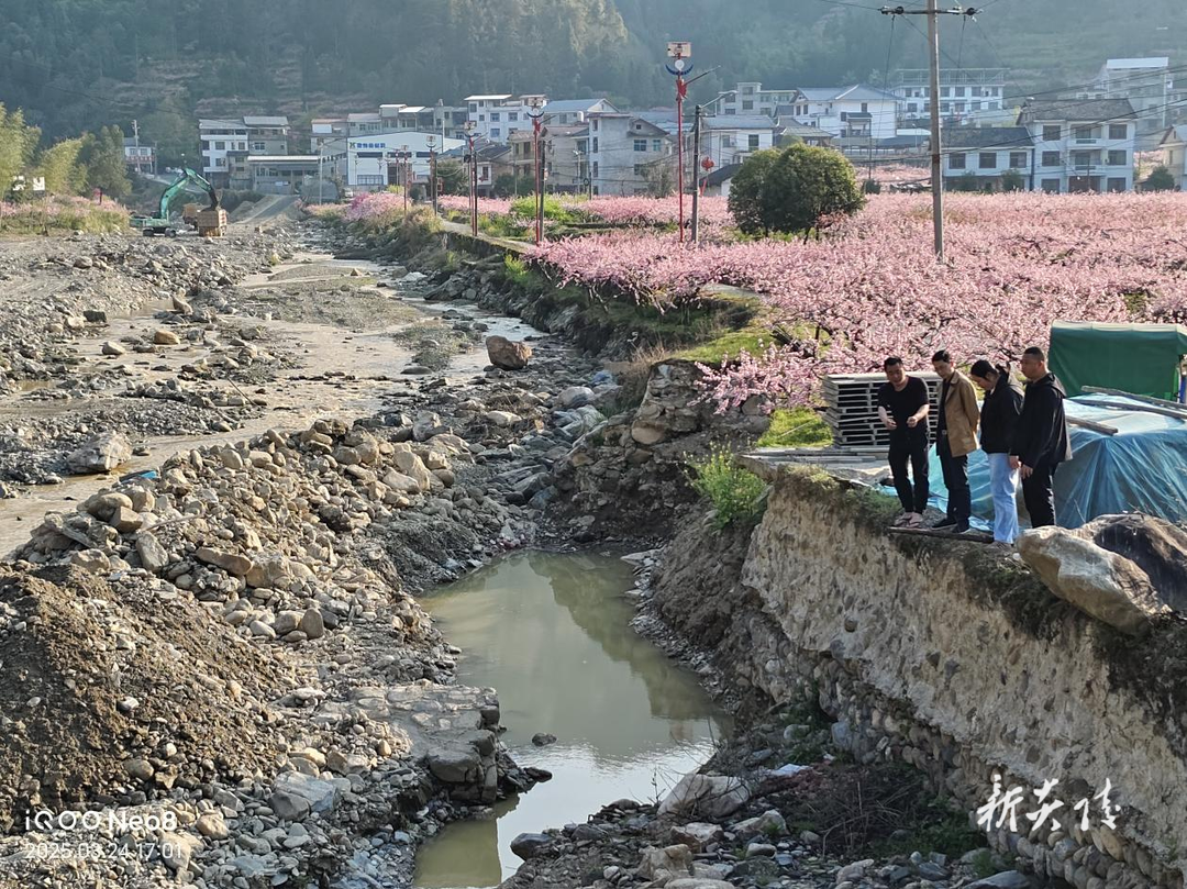 炎陵县中村瑶族乡开展河道疏通巡查 筑牢汛期安全防线