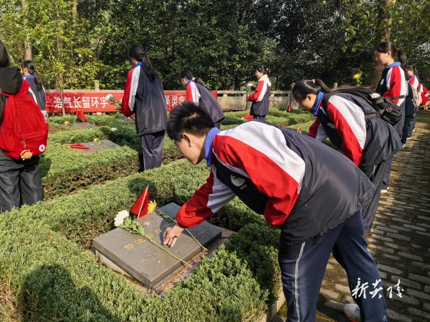 炎陵一中开展清明节祭扫先烈活动