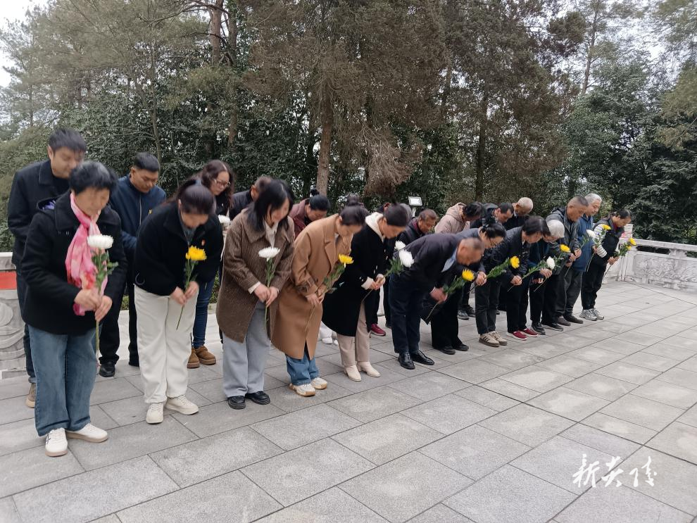 炎陵县霞阳镇：缅怀先烈寄哀思 文明祭扫护平安